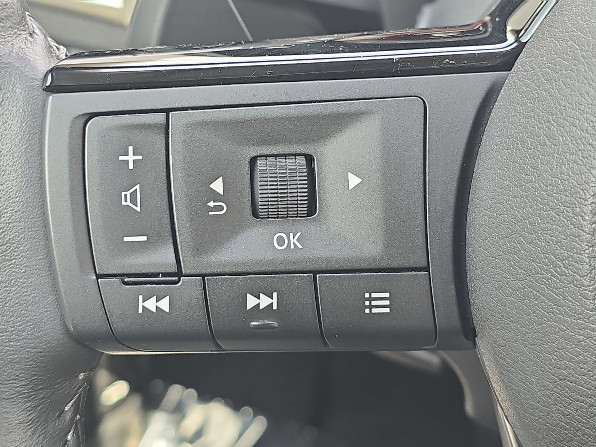 Used 2024 Nissan Rogue SL w/ SL Premium Package FWD image 17