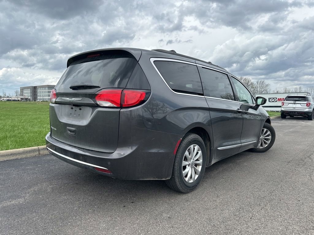Used 2017 Chrysler Pacifica Touring-L image 10