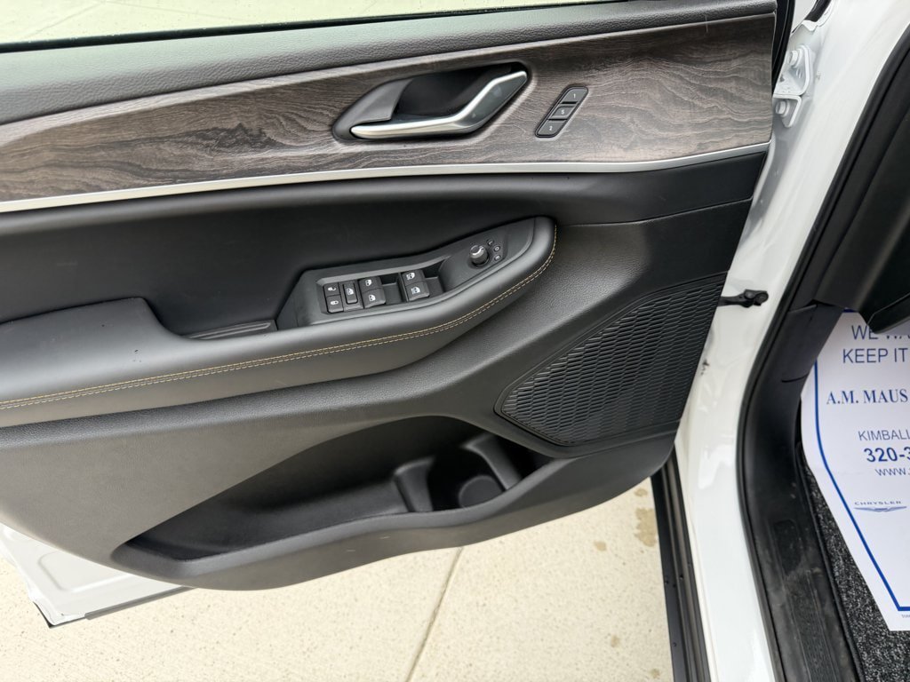 New 2026 Jeep Grand Cherokee Limited AWD/4WD image 17