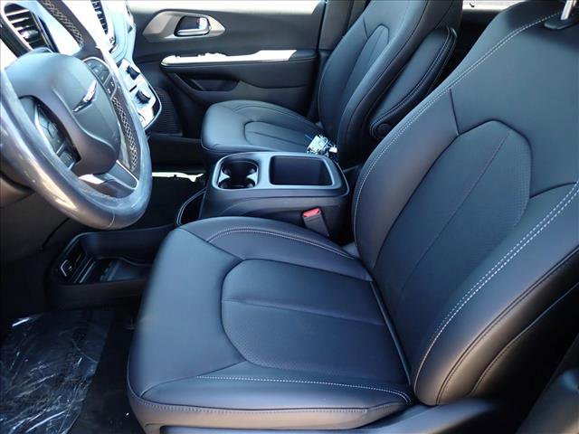 New 2025 Chrysler Pacifica Select FWD image 14