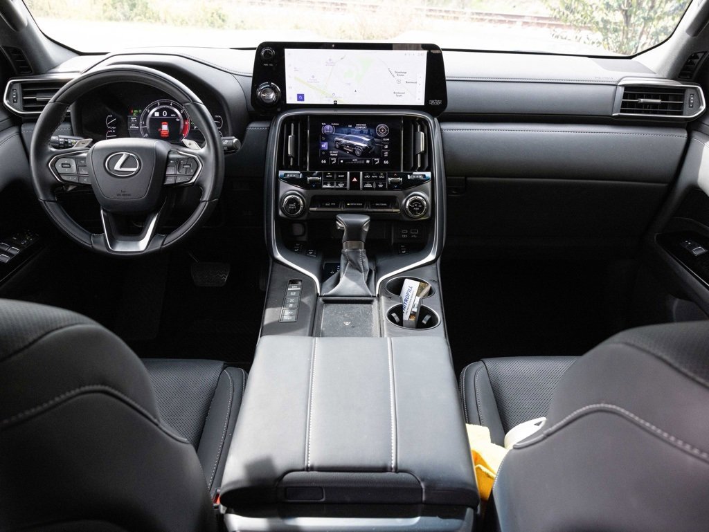 Used 2024 Lexus LX 600 4WD w/ Luxury Package image 36