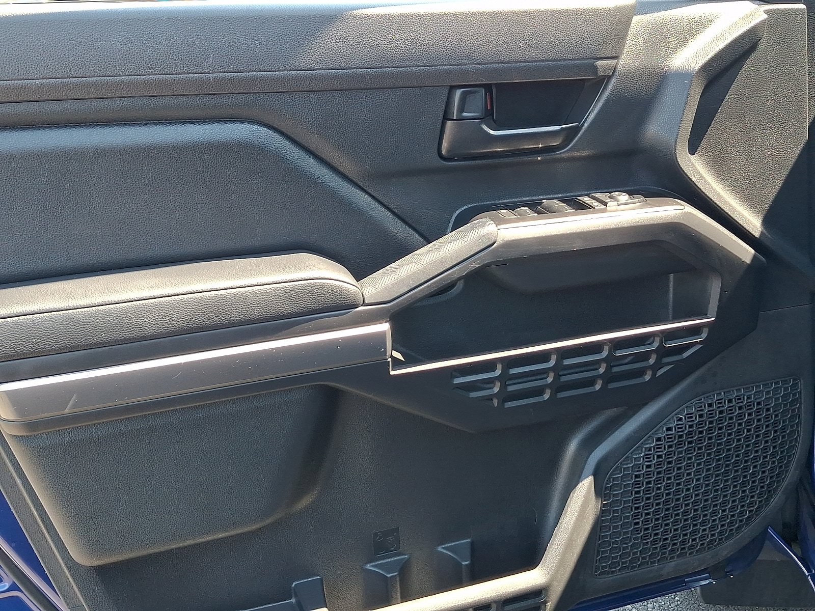 Used 2025 Toyota Tacoma SR5 AWD/4WD image 12