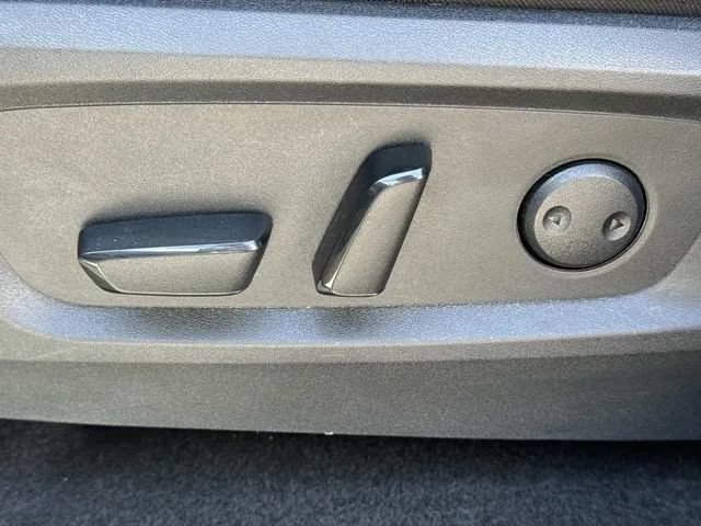 Used 2025 Nissan Pathfinder SV FWD image 35