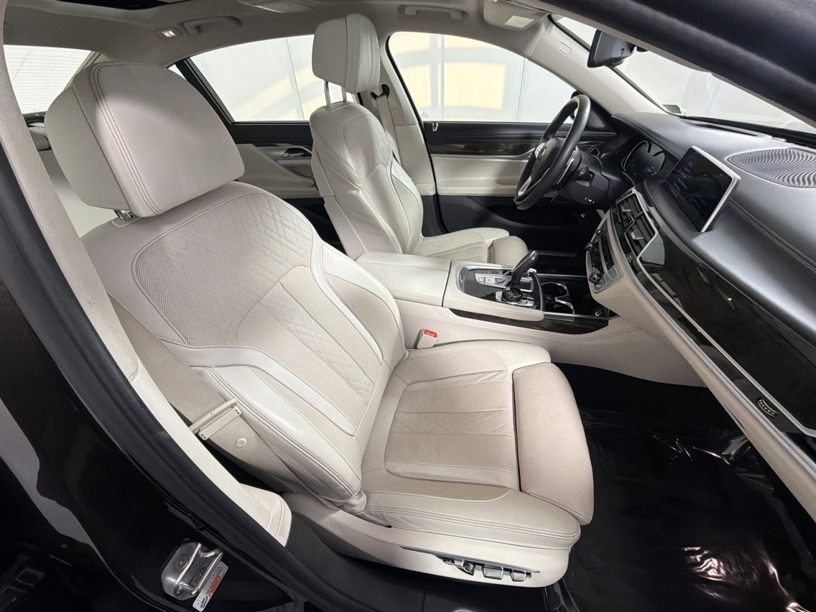 Used 2017 BMW 740i xDrive image 27