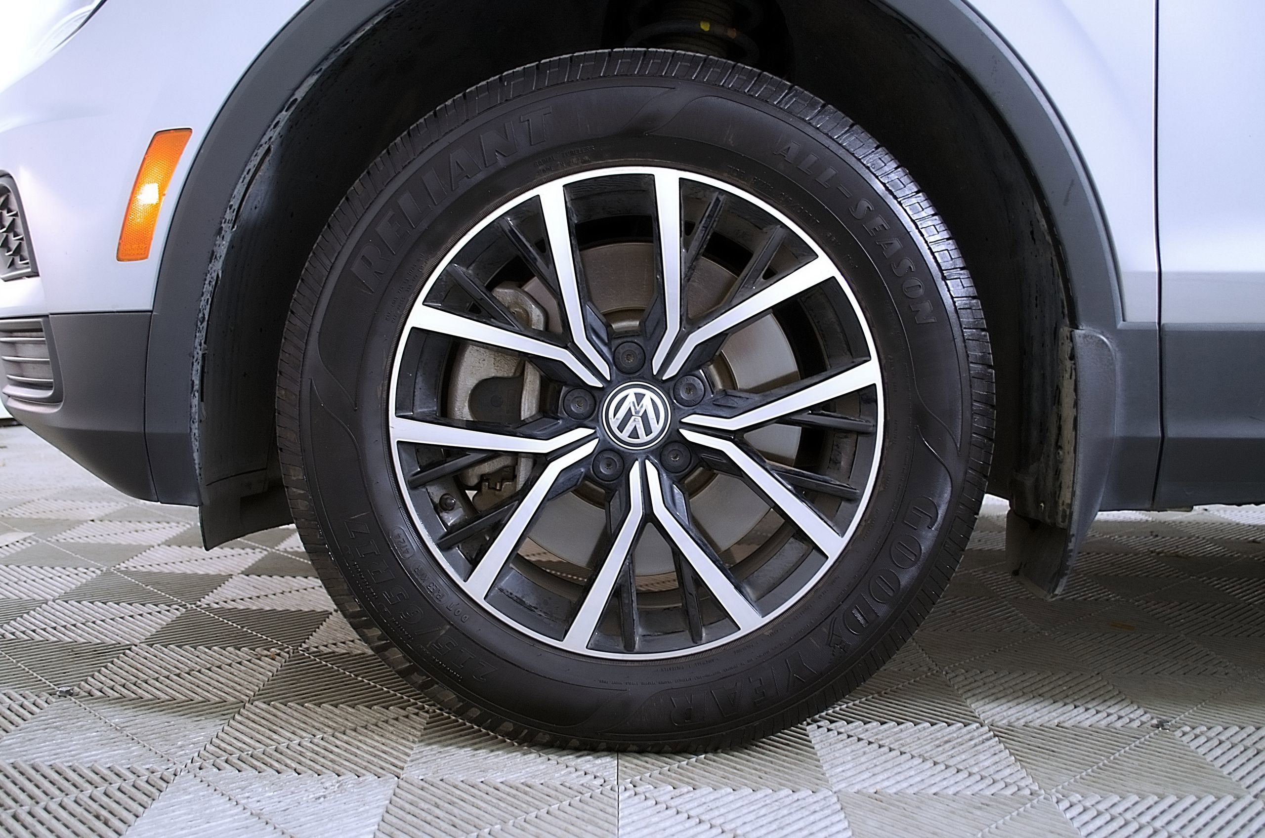 Used 2021 Volkswagen Tiguan SE FWD image 11