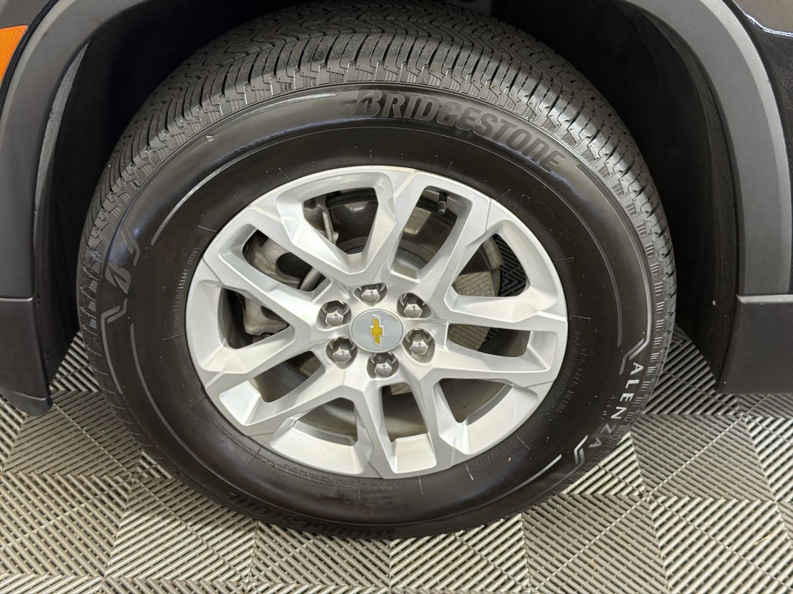 Used 2023 Chevrolet Traverse LS FWD image 12