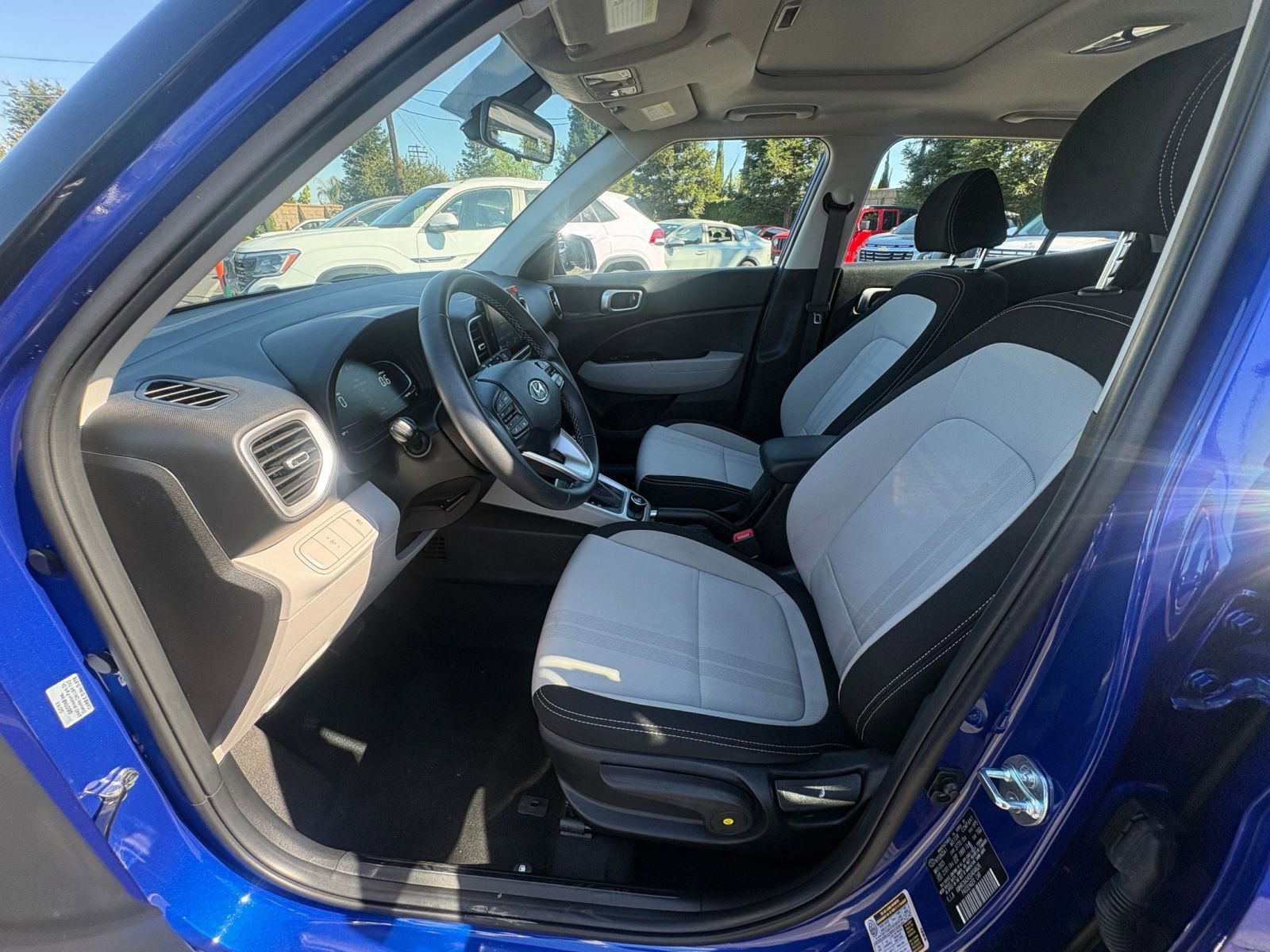 Used 2025 Hyundai Venue SEL image 25