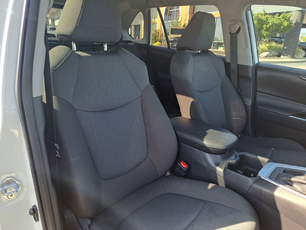 Used 2025 Toyota RAV4 XLE FWD image 34