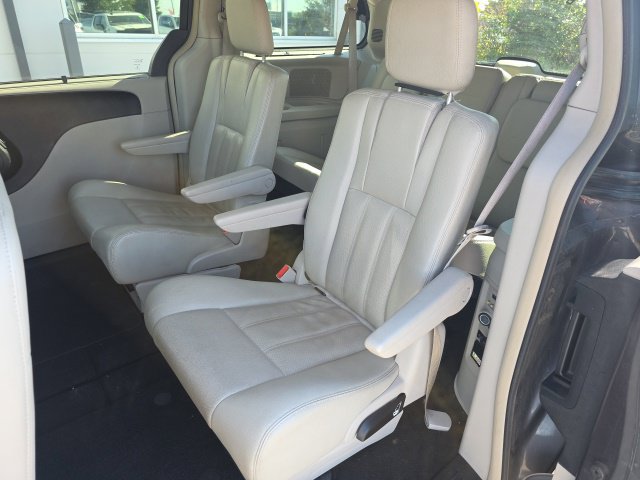 Used 2015 Chrysler Town & Country Touring-L w/ Driver Convenience Group FWD image 10