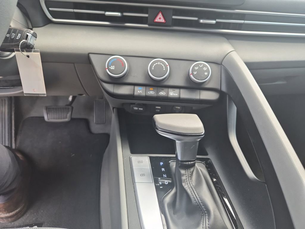 Used 2022 Hyundai Elantra SE FWD image 11