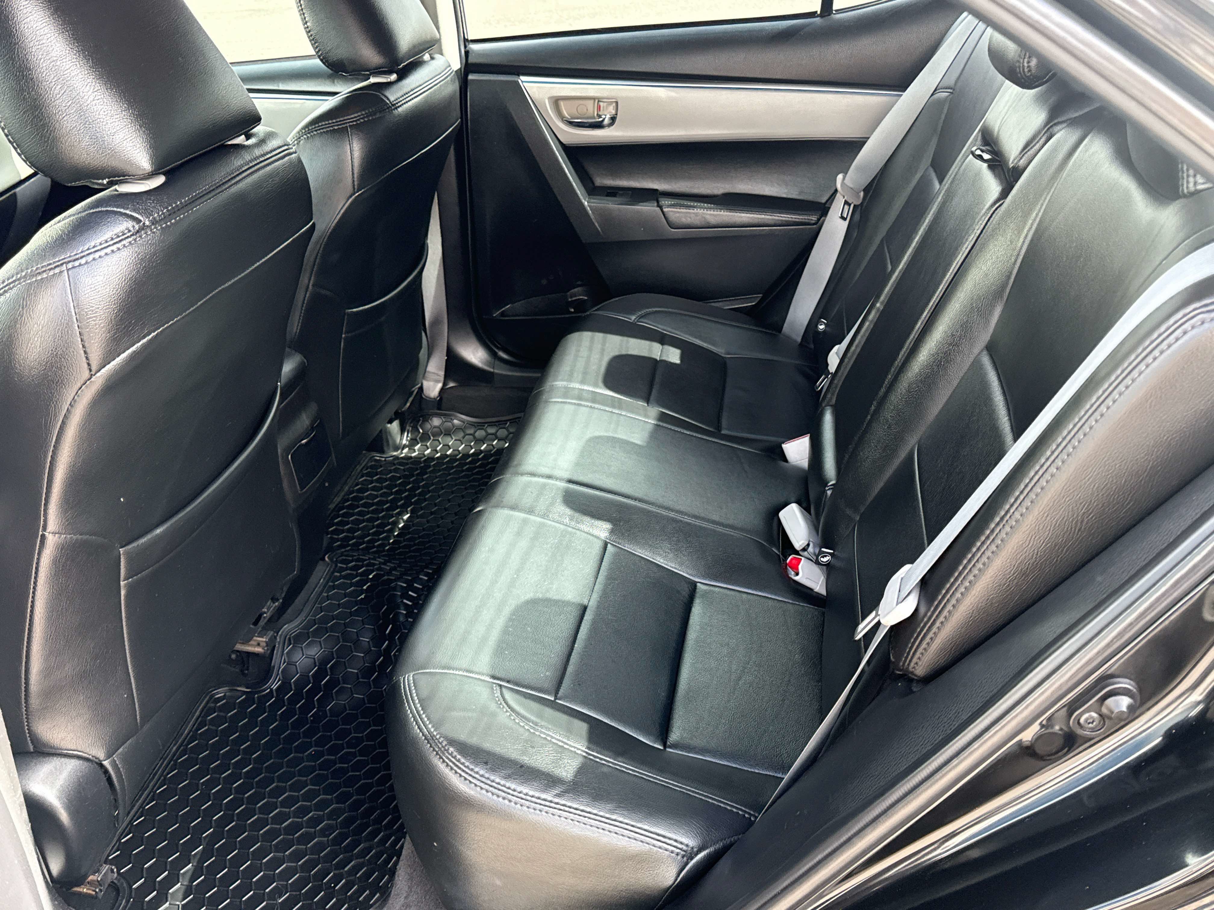 Used 2016 Toyota Corolla LE FWD image 12