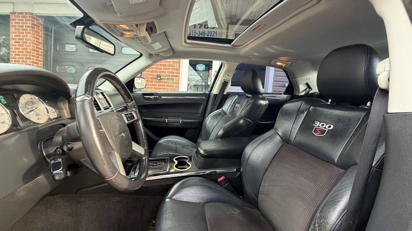 Used 2010 Chrysler 300 S image 9