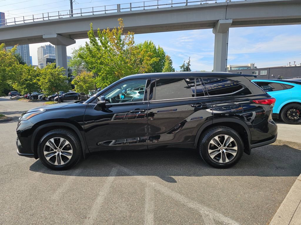 Used 2021 Toyota Highlander XLE AWD/4WD image 5