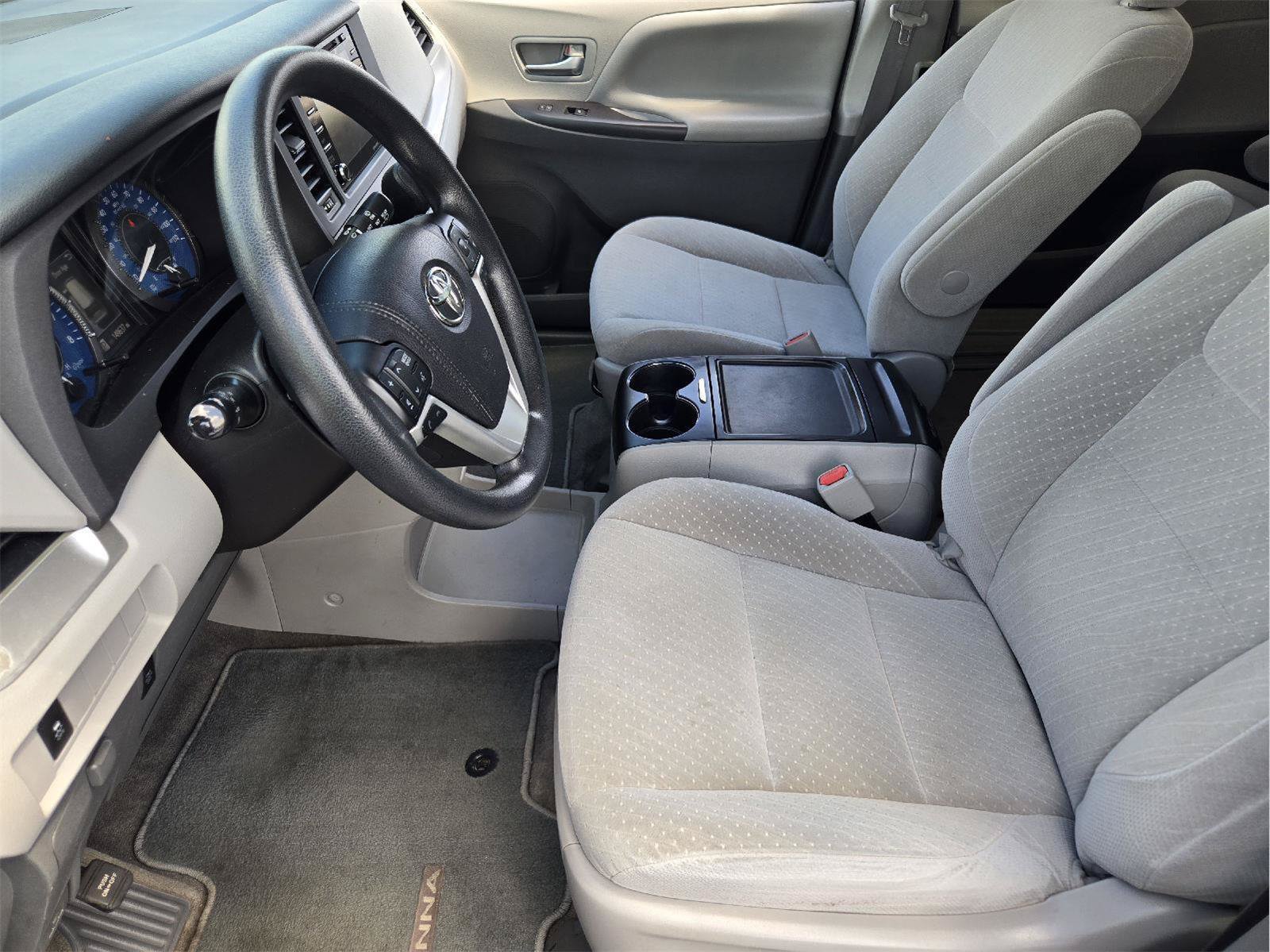 Used 2018 Toyota Sienna LE FWD image 12