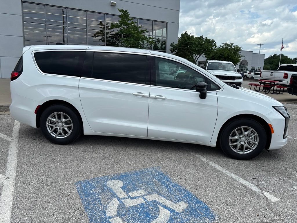 New 2027 Chrysler Pacifica Select FWD image 32