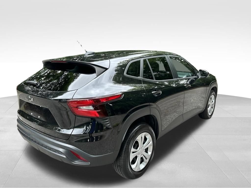 Used 2024 Chevrolet Trax LS w/ Driver Confidence Package FWD image 5