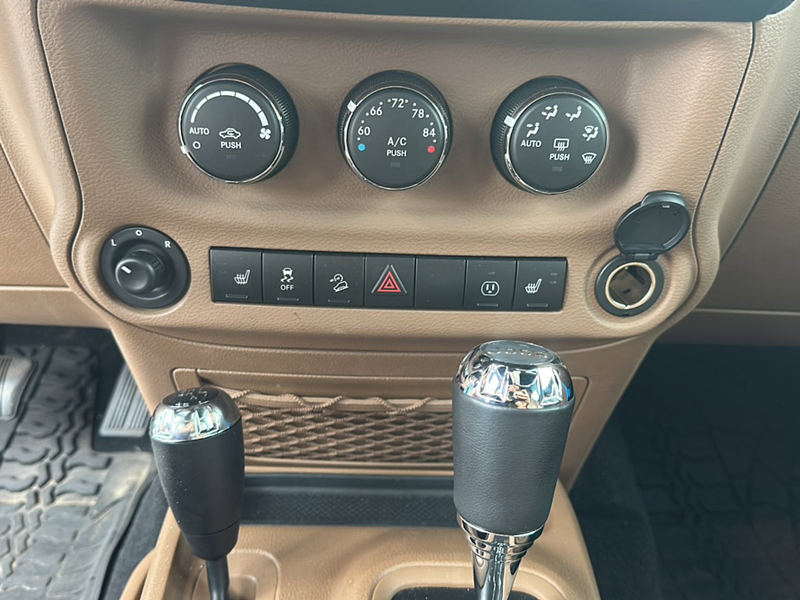 Used 2018 Jeep Wrangler Unlimited Sahara w/ Connectivity Group AWD/4WD image 29