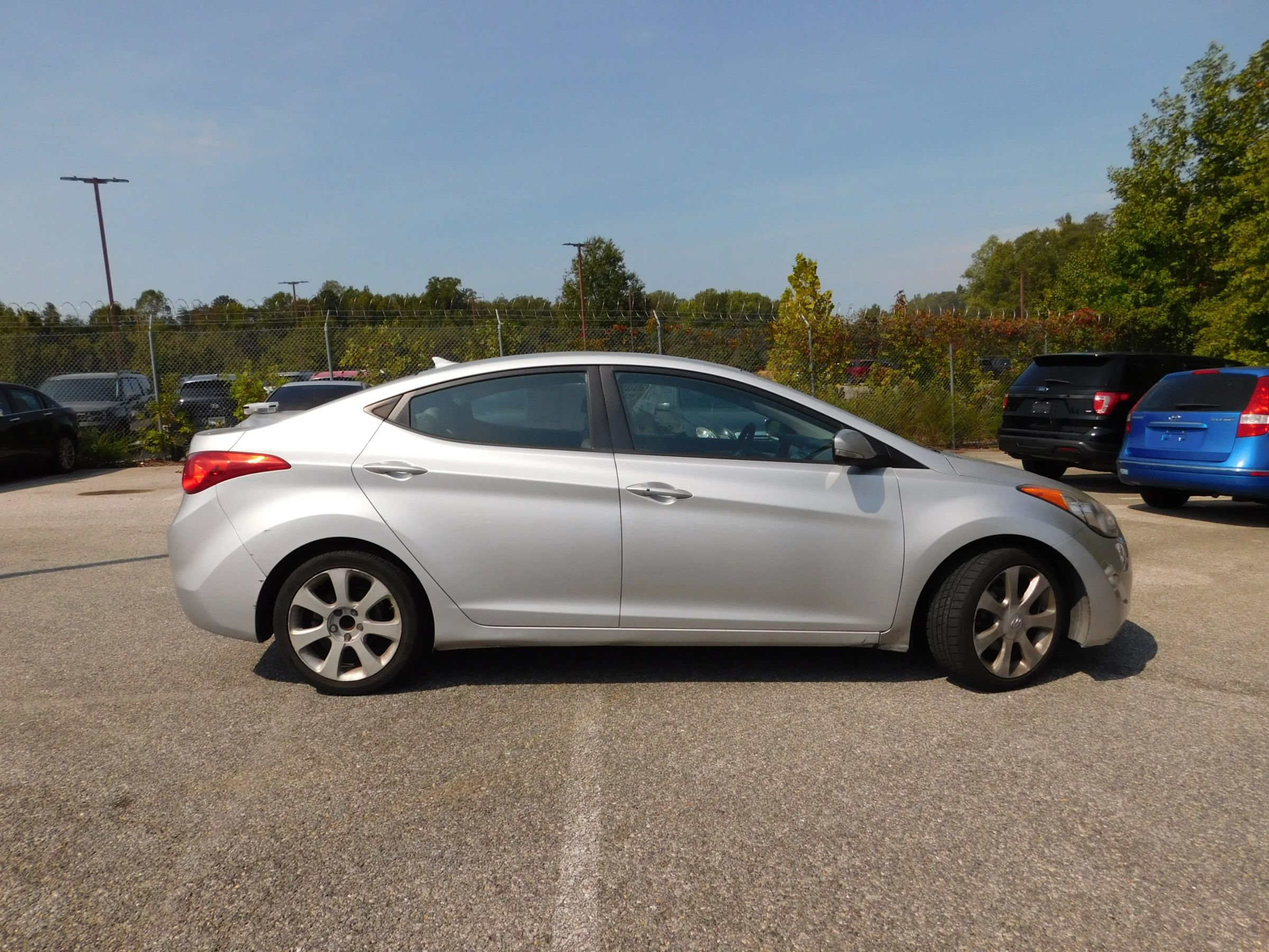 Used 2011 Hyundai Elantra Limited w/ Premium Pkg 5 FWD image 4