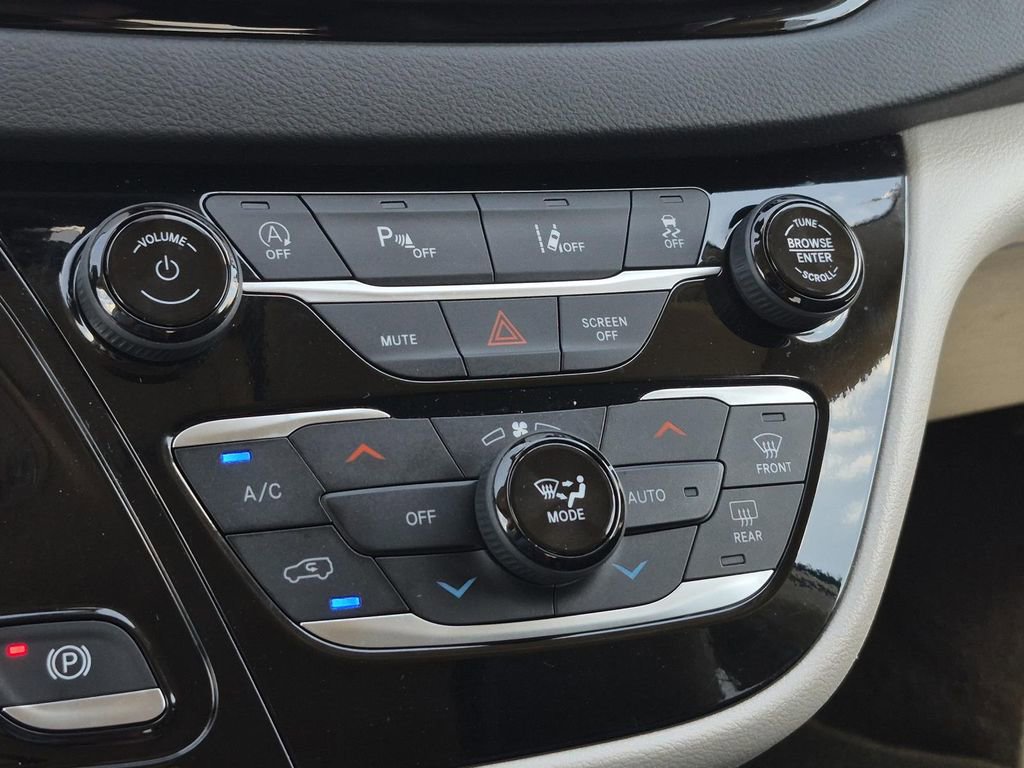 Used 2024 Chrysler Pacifica Touring-L FWD image 30