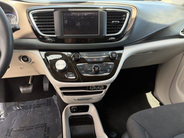 Used 2023 Chrysler Voyager LX FWD image 17