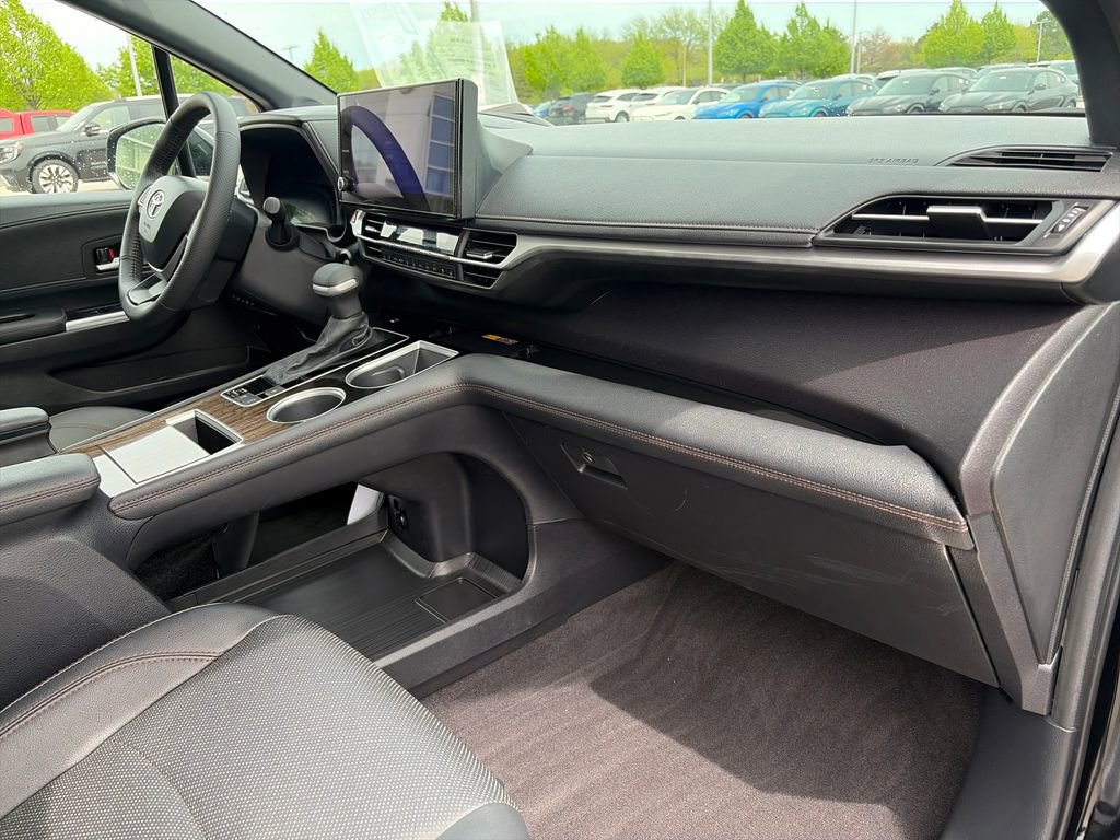 Used 2025 Toyota Sienna Platinum AWD/4WD image 13