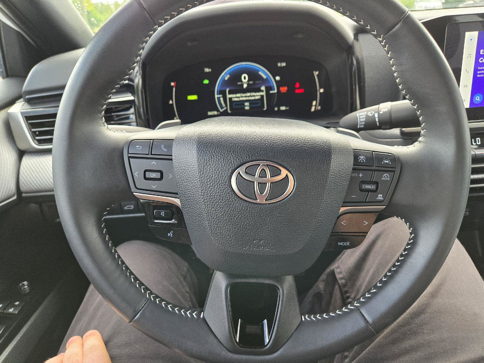 Used 2025 Toyota Camry SE w/ Convenience Package FWD image 17
