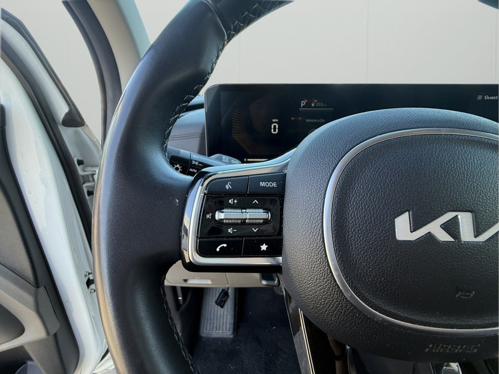 Used 2025 Kia Carnival FWD image 20