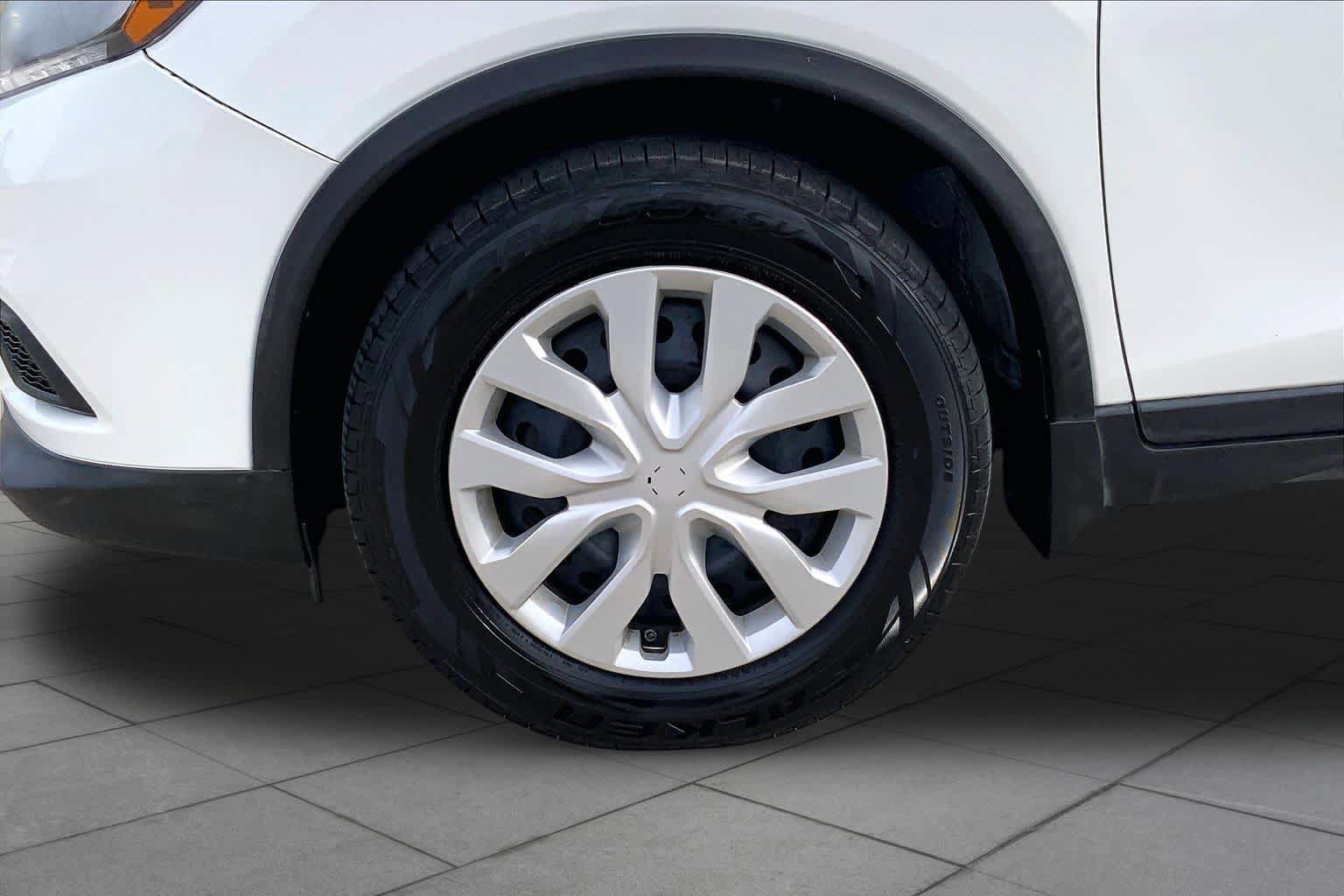 Used 2016 Nissan Rogue S w/ Appearance Package FWD image 11