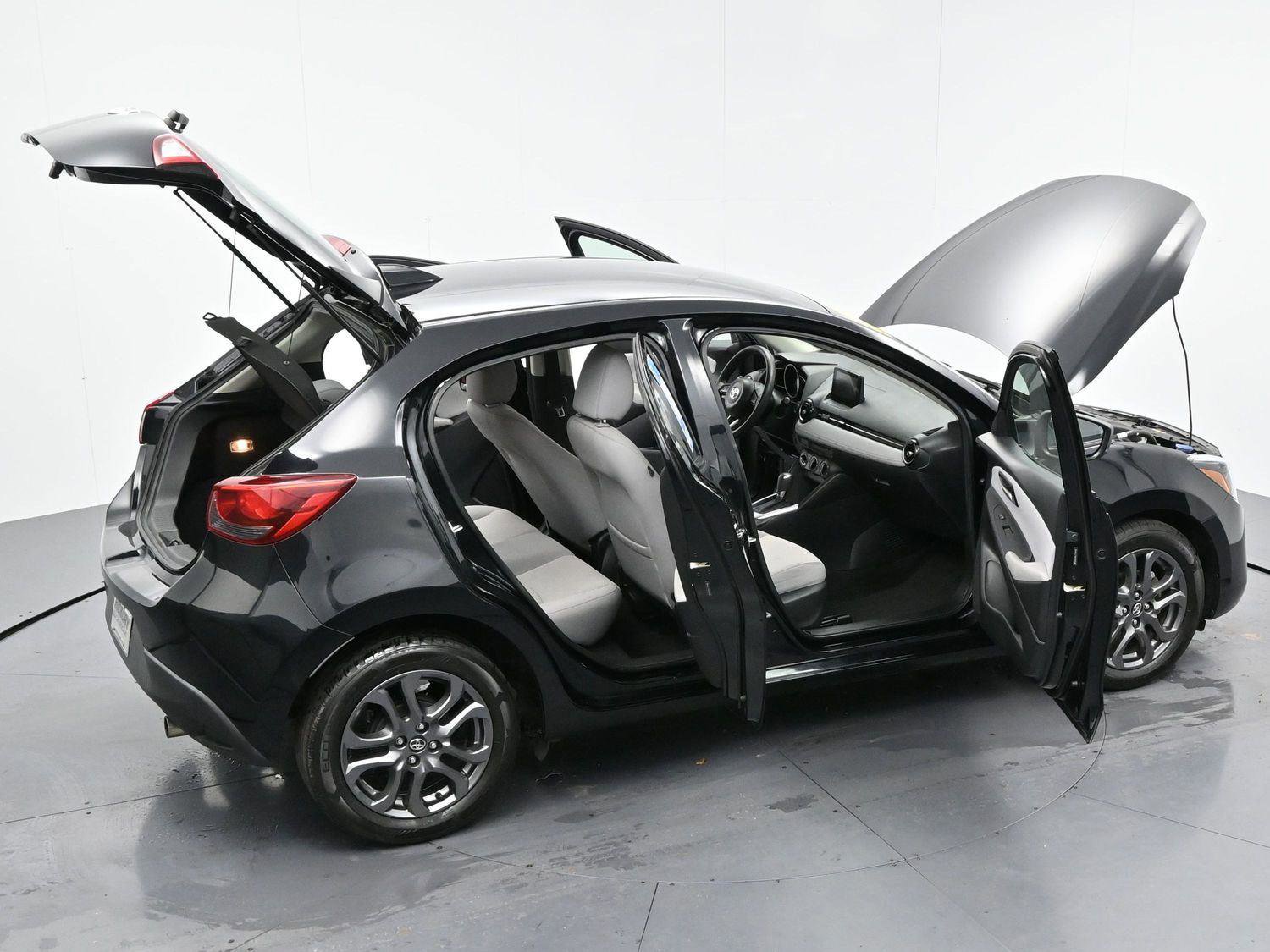 Used 2020 Toyota Yaris LE image 39