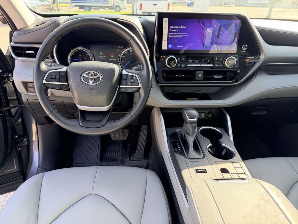 Used 2023 Toyota Highlander XLE image 2
