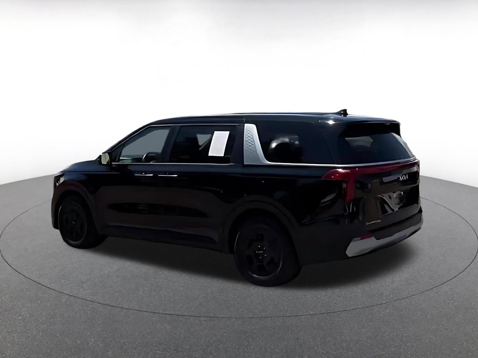 Used 2026 Kia Carnival FWD image 8