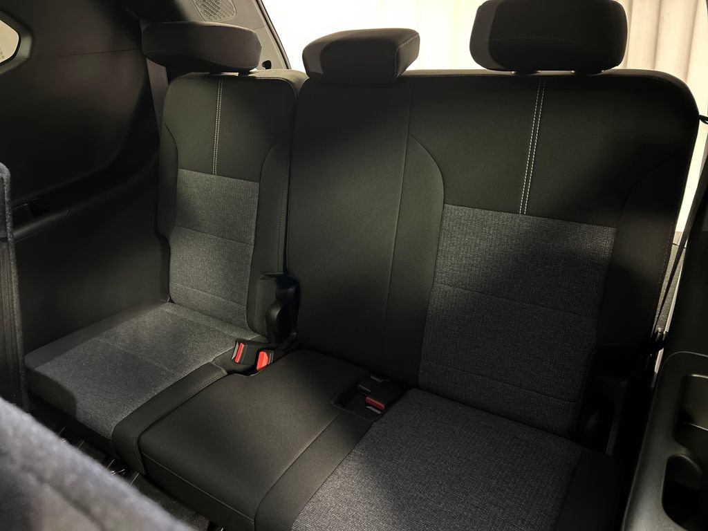 Used 2025 GMC Acadia Elevation image 24