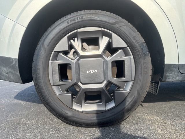 Used 2025 Kia Carnival EX FWD image 17