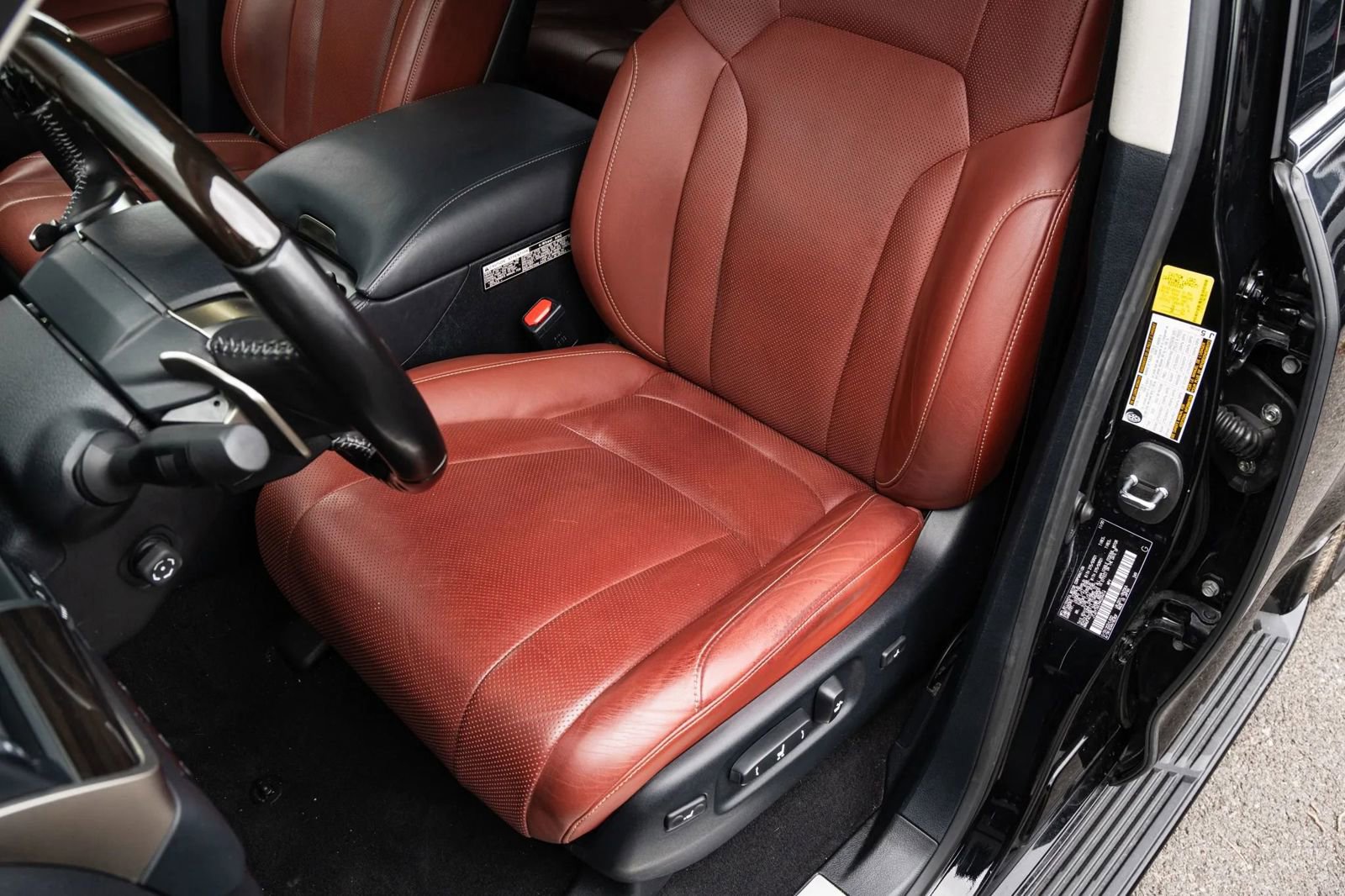 Used 2021 Lexus LX 570 4WD w/ Luxury Package image 17