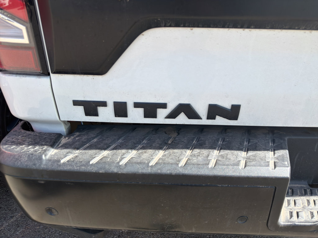 Used 2021 Nissan Titan PRO-4X w/ Pro-4x Convenience Package image 11