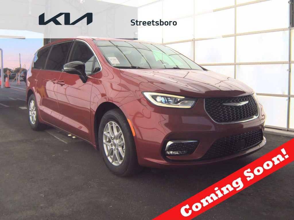 Used 2025 Chrysler Pacifica Select FWD image 1