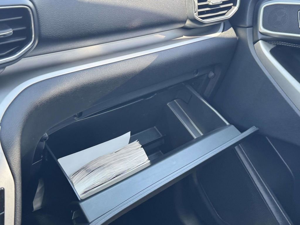 Used 2022 Ford Explorer XLT w/ Equipment Group 202A AWD/4WD image 8