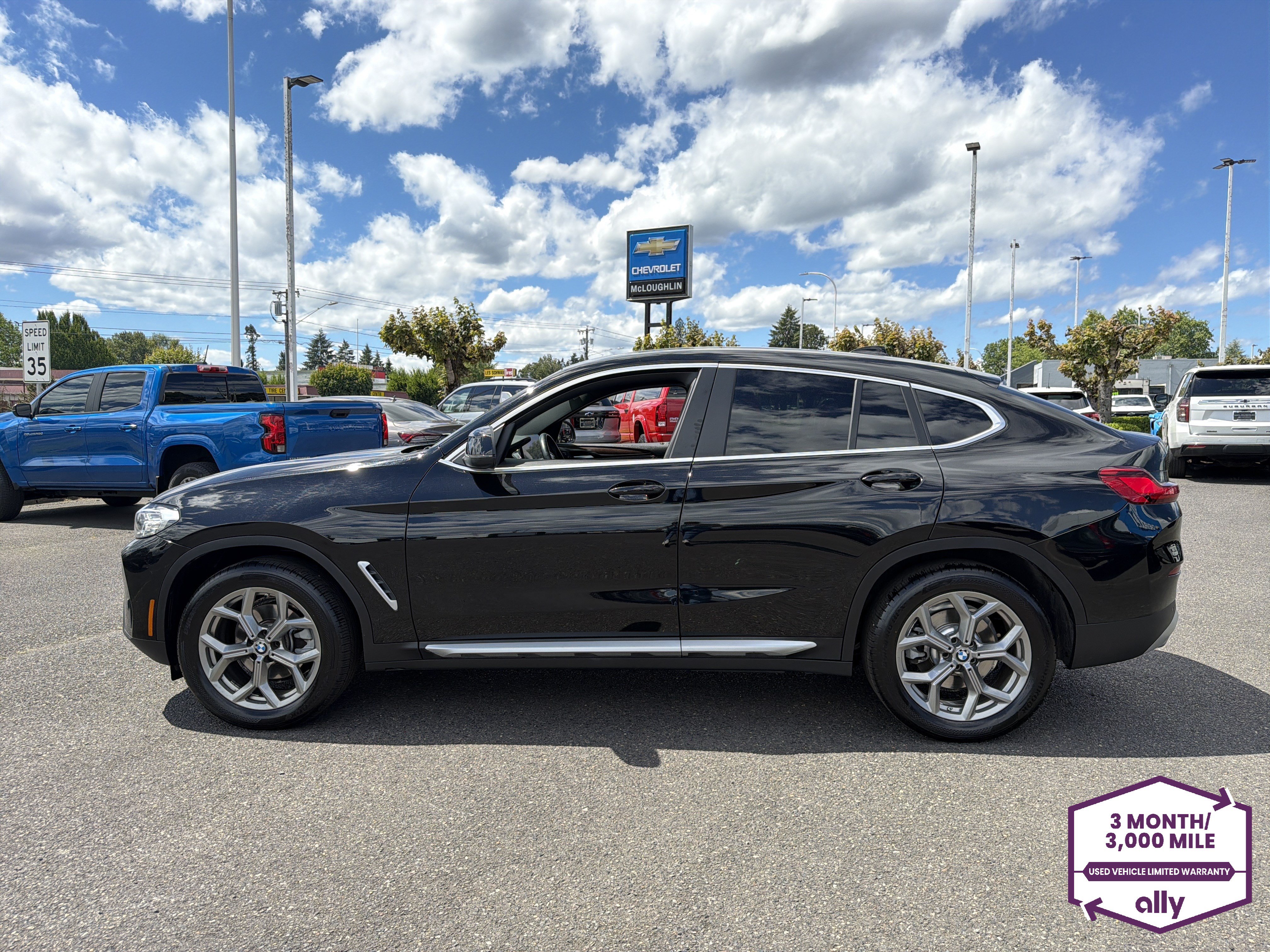 Used 2025 BMW X4 xDrive30i AWD/4WD image 2
