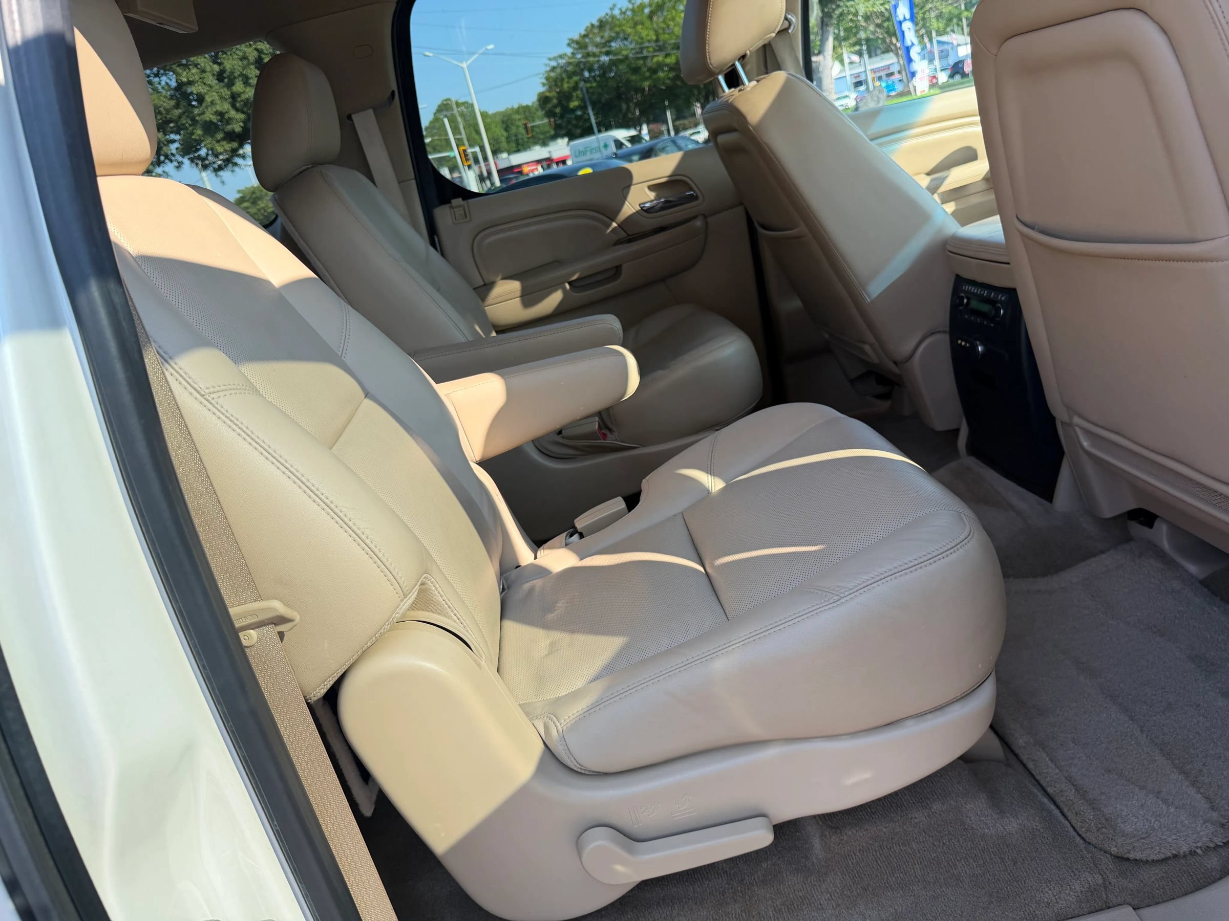 Used 2013 Cadillac Escalade ESV Premium RWD image 16