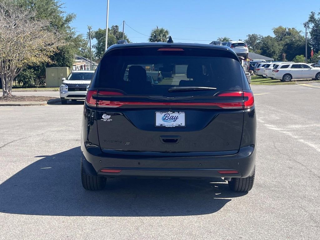 New 2026 Chrysler Pacifica Select w/ S Appearance Package image 4