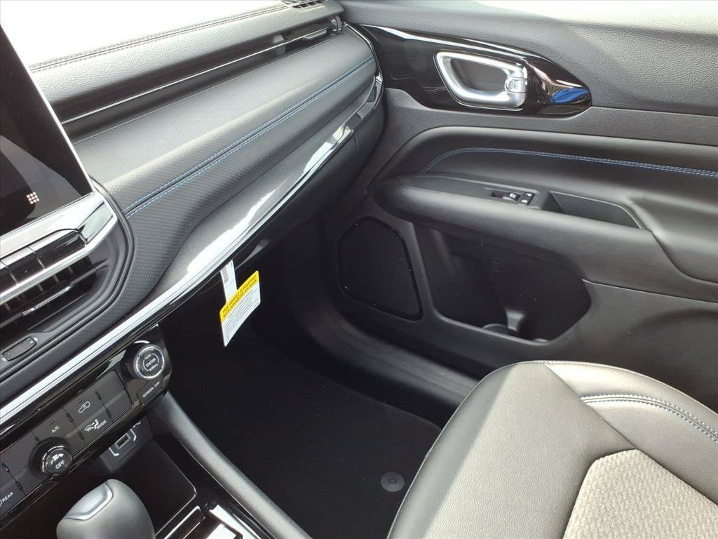 New 2026 Jeep Compass Latitude AWD/4WD image 17