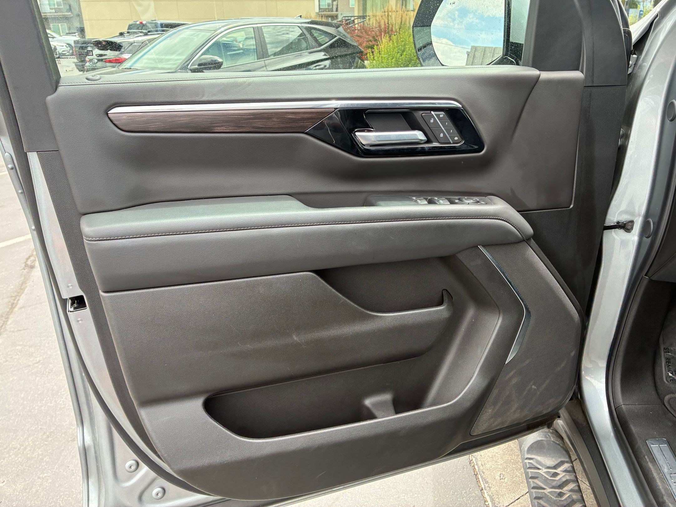 Used 2025 Chevrolet Suburban Z71 AWD/4WD image 14