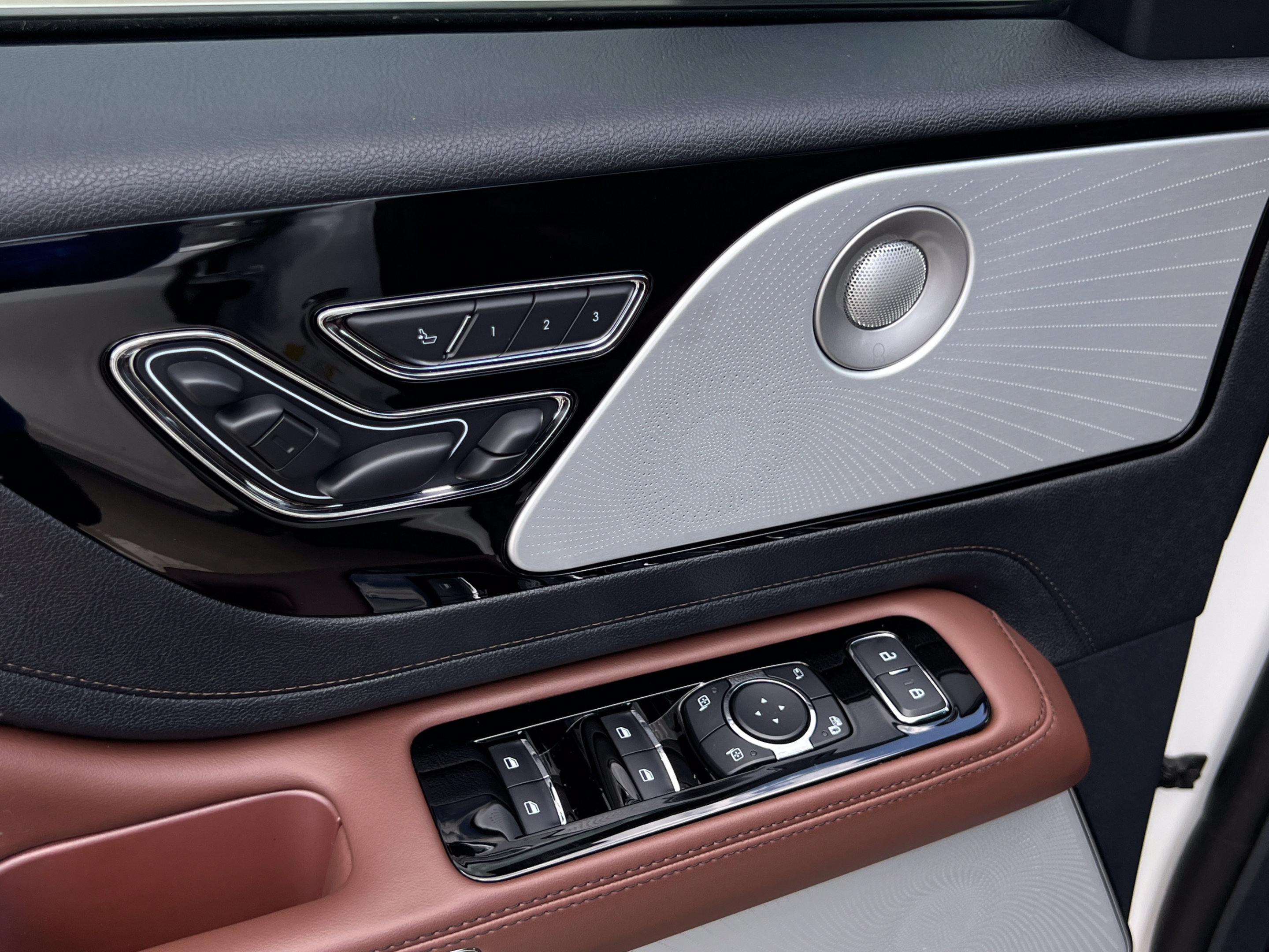 New 2025 Lincoln Aviator Reserve w/ Luxury Package RWD image 22