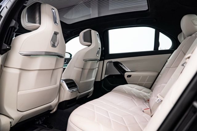 Used 2023 BMW 760i xDrive image 23