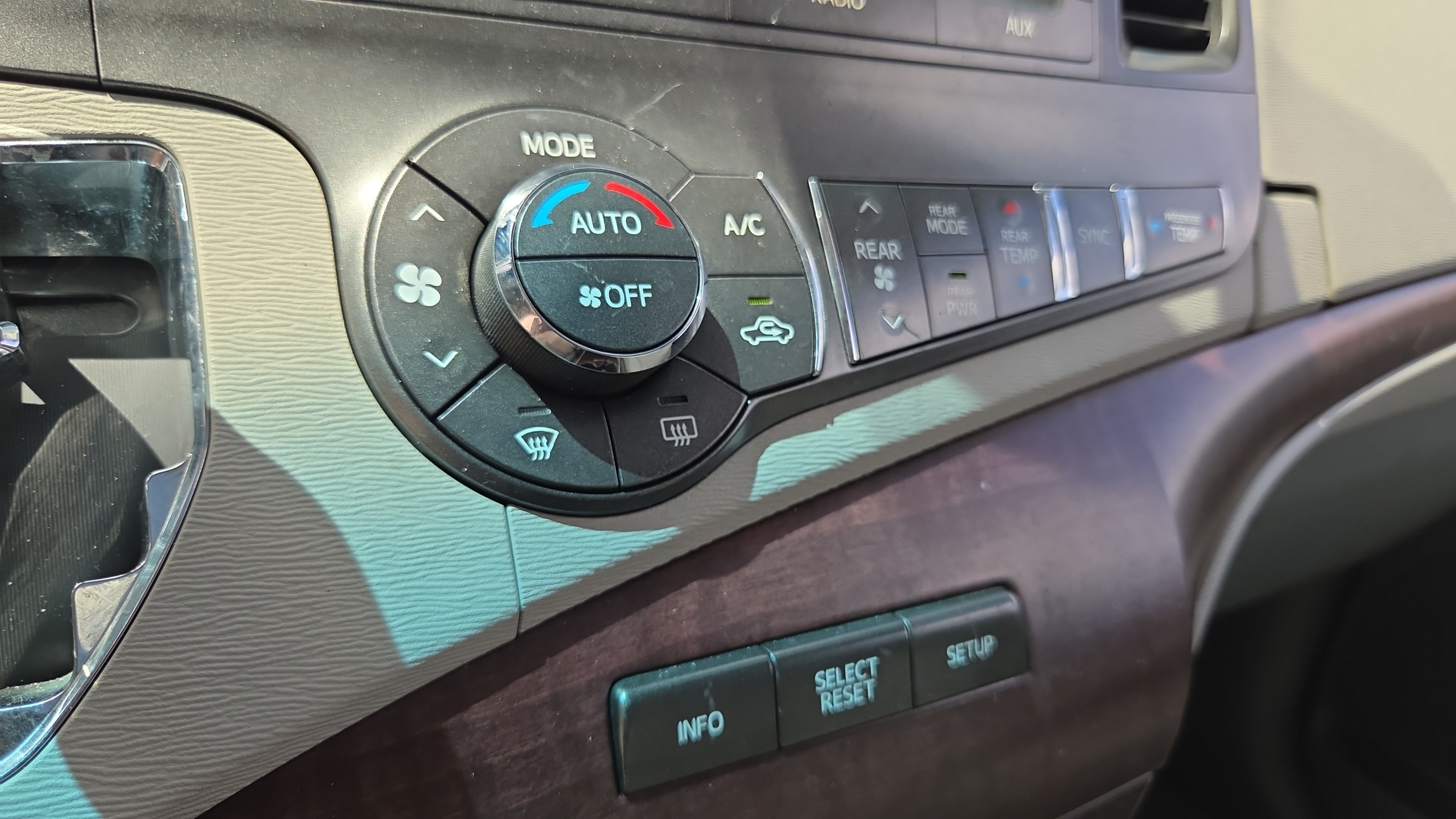 Used 2014 Toyota Sienna XLE FWD image 19