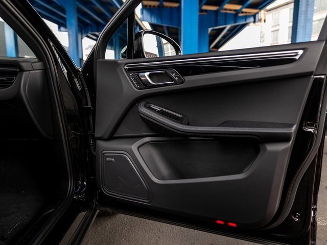 Certified 2025 Porsche Macan image 35
