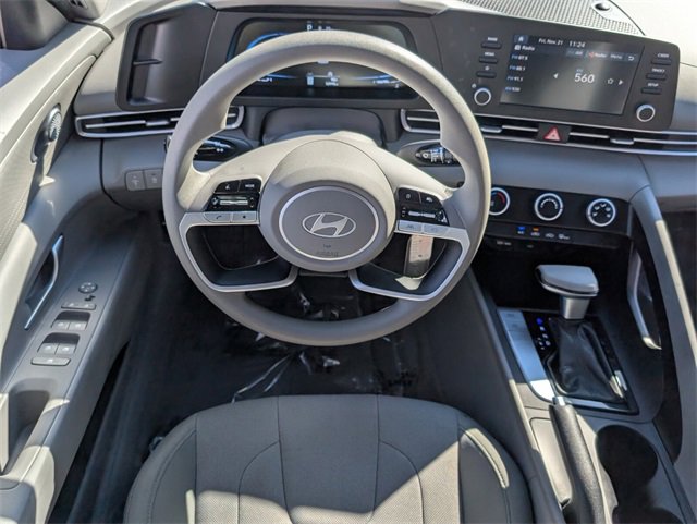 Used 2025 Hyundai Elantra SE image 12