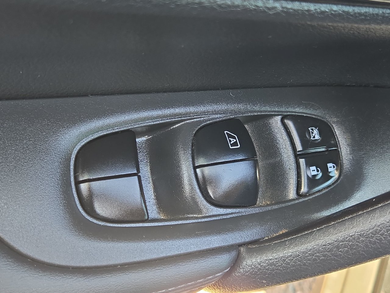 Used 2017 Nissan Rogue SV FWD image 26