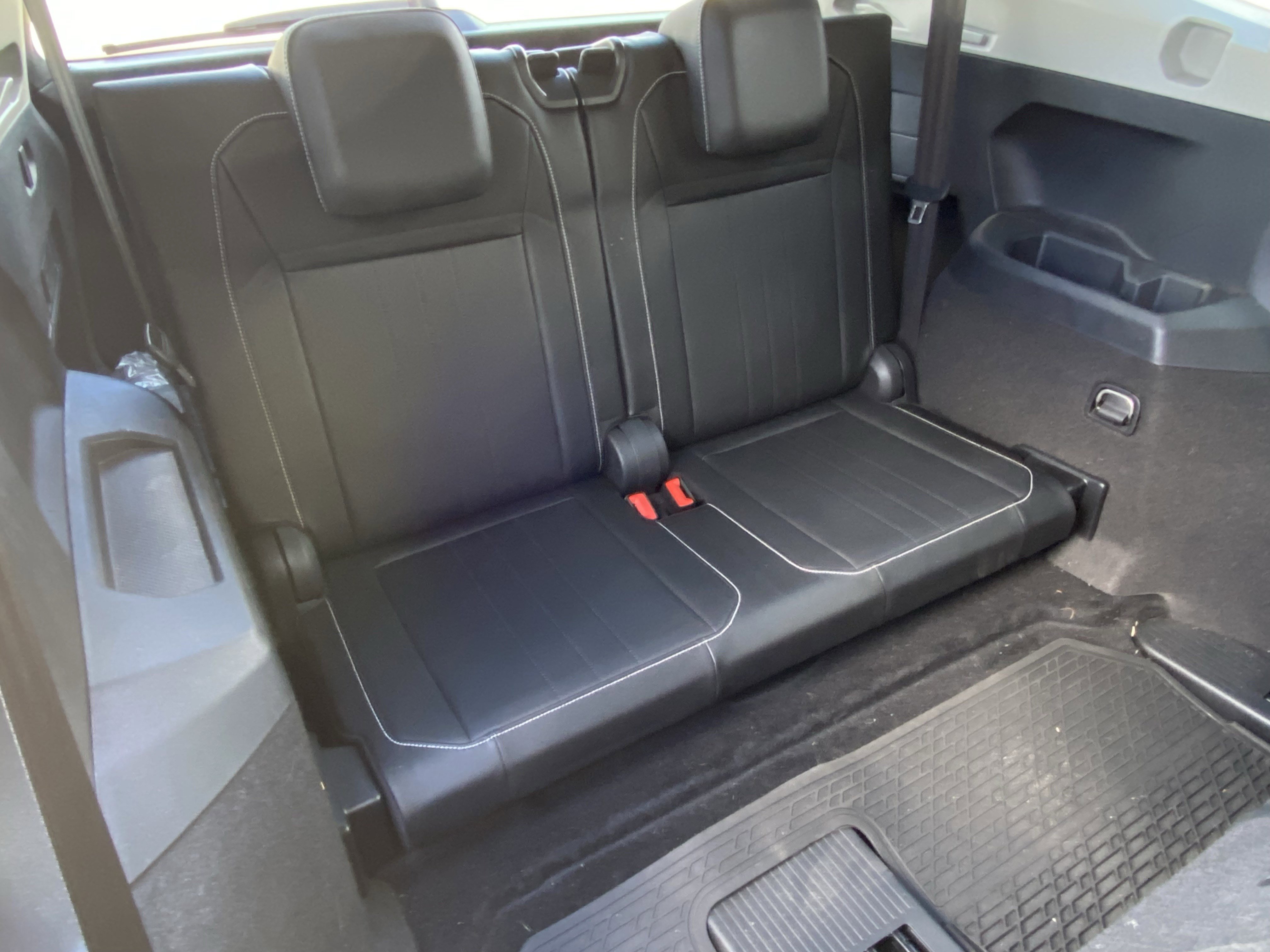 Used 2022 Volkswagen Tiguan SE w/ Panoramic Sunroof Package FWD image 32
