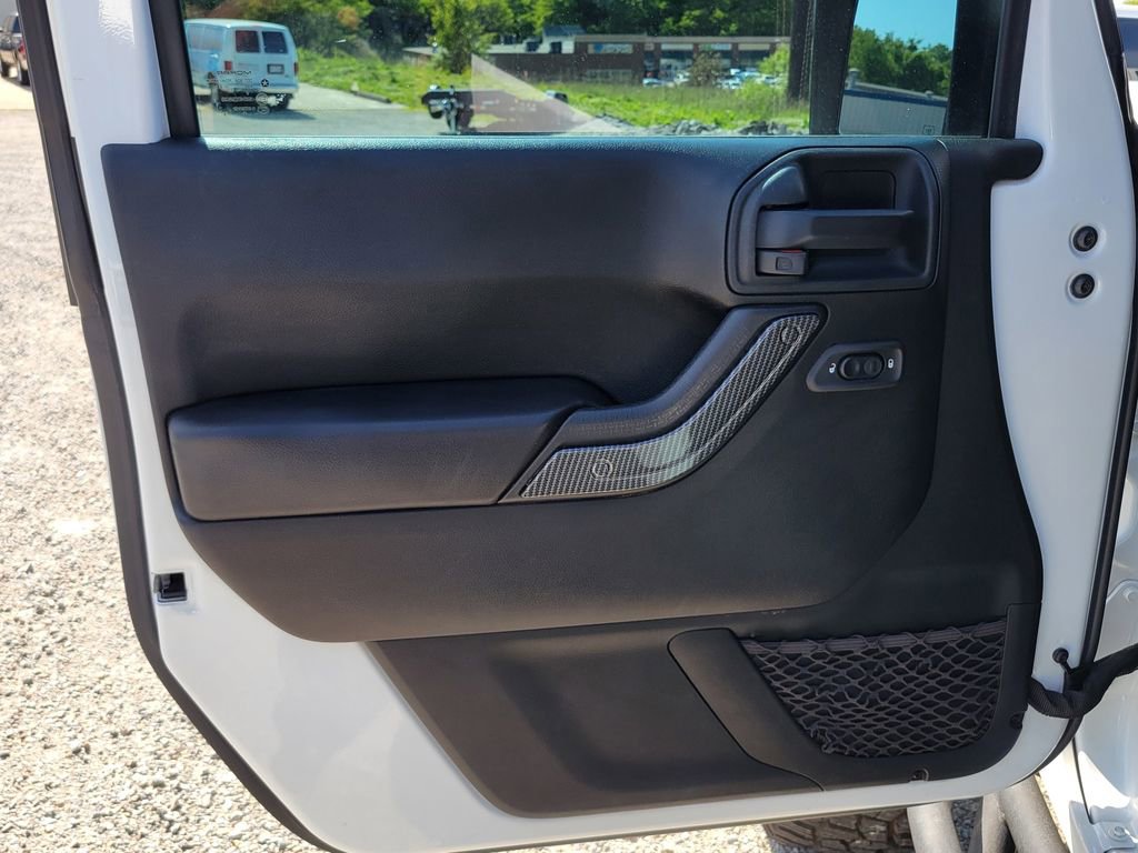 Used 2018 Jeep Wrangler Rubicon w/ Power Convenience Group AWD/4WD image 38